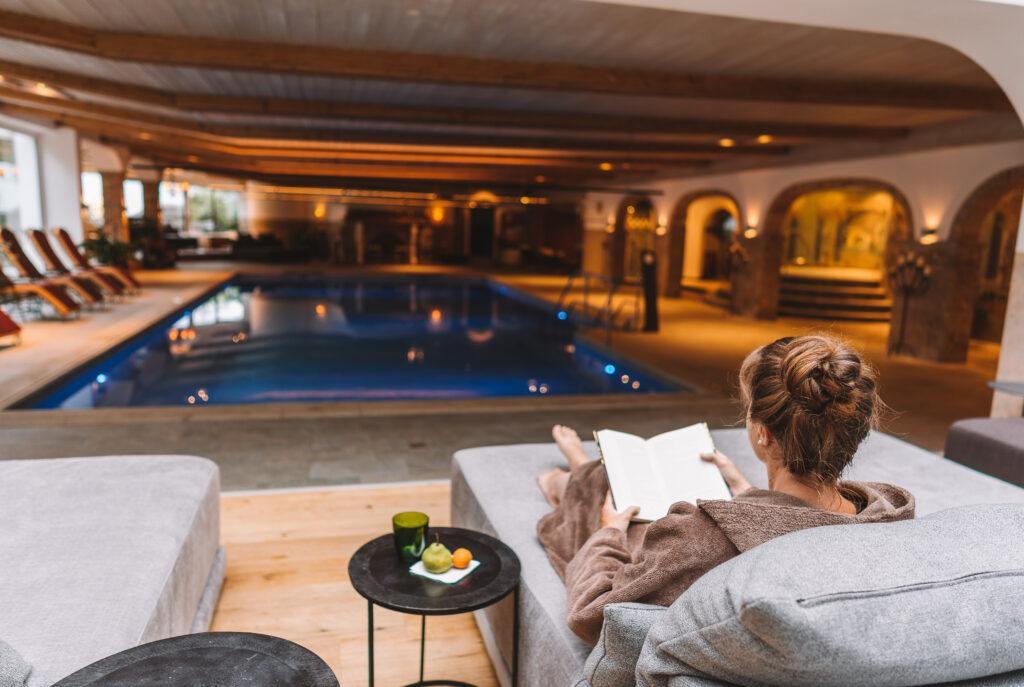 Wellness-im-Hotel-Klosterbraeu-in-Seefeld-Relaxen-am-Pool-1024x687.jpg