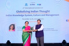 Director_IIMK_felicitates_Dr_Tessy_Thomas_at_GIT_2023.jpeg